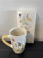 Krus med blomster og gul hank samt servietter fra Speedtsberg - Tinashjem